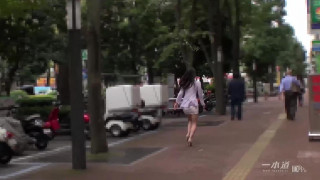  [高清中文字幕] 051617_527 極品美女伊織雫大街上隨便找個男人跪下來求他操自己